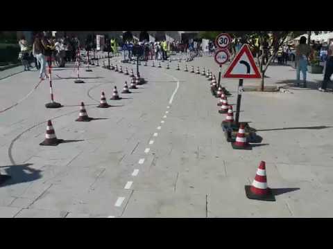A lezione pratica di Educazione stradale con la Polstrada di Siracusa
