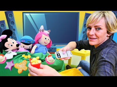 Nicole macht aus PlayDoh Popcorn und Cupcakes - Spielzeugvideo für Kinder