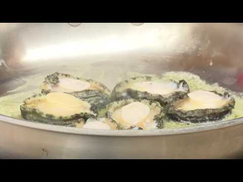 Préparation et dégustation d'ormeaux d'élevage