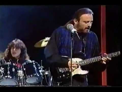 download lagu mp3 mp4 Azra Voljela Me Nije Nijedna, download lagu Azra Voljela Me Nije Nijedna gratis, unduh video klip Azra Voljela Me Nije Nijedna