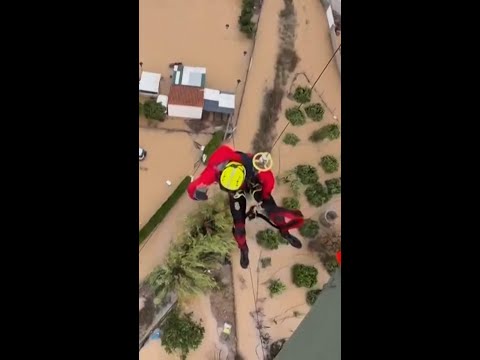Floods in eastern Spain force helicopter evacuations