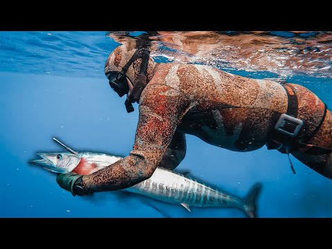 Pesca submarina en aguas azules en el mejor barco de Hawái