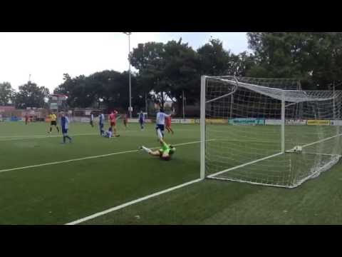 Dennis van Tricht schiet Zouaven wel heel fraai op 3-0 tegen Emmeloord.