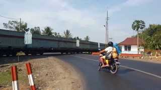 preview picture of video 'GE C20EMP Leading Coal Train Passing Railroad Crossing.'