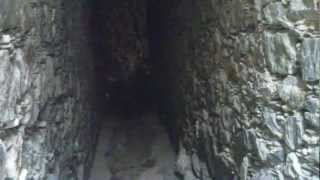 preview picture of video 'Getting into a dark tunnel in a ghost former mining town - Mineral de la Luz'