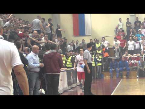 Navijačima Partizana ispao megafon na derbiju u Železniku