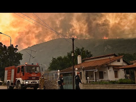 Enormer Waldbrand bei Korinth in Griechenland - Löschhubschrauber stürzt ins Meer