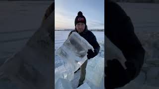 Как заготавливают питьевую воду зимой в Якутии.