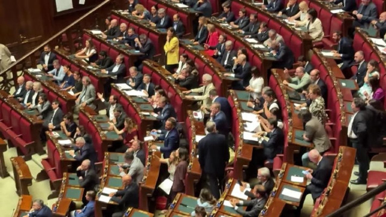 Legge elettorale, Donzelli interviene in Aula alla Camera, bagarre tra i banchi del Centrosinistra