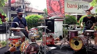 Download lagu Endank Soekamti - Satria Bergitar (cover drum kolaborasi by.Street Drum Sidoarjo) mp3 Download lagu Endank Soekamti - Satria Bergitar (cover drum kolaborasi by.Street Drum Sidoarjo) mp3