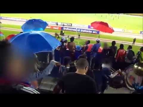 "Vamos acade vamos a ganar" Barra: Mafia Azul Grana • Club: Deportivo Quito