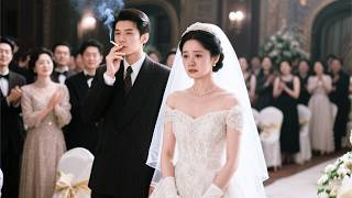 多年深情終是謊言，當她在包房外聽到他親口說的“我和她只是玩玩”，她的愛意就此燃盡轉身悄然離去！直到他的婚禮因新娘缺席淪為笑柄，而她在教堂挽著竹馬未婚夫的手，任頭紗被風吹成渣男餘生都夠不著的白月光！