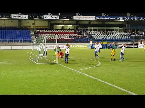ADO meiden onder 12 tegen KAA Gent. Doelpunt Floortje Bol