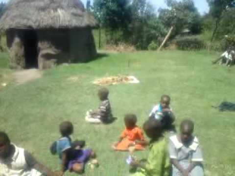 Jag har nu åkt genom Kenya och är framme vid min mammas grav. Vilken dag!