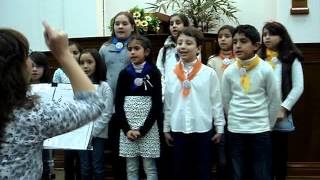 preview picture of video 'Coro de Niños del Taller Intercultural Recreando, Bajando de las montañas'