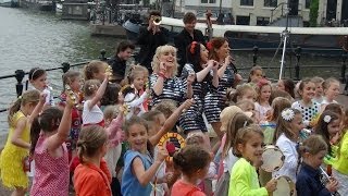 K3 neemt videoclip (Drums gaan BOEM!) op in Amsterdam.