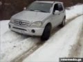 Mercedes ML in small snow, loooooooooooooool ...