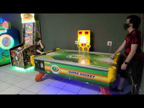 com o padrinho no Jogo Mesa De Disco Air Hockey