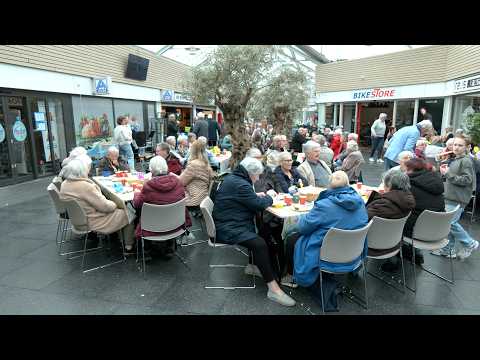 Drukbezochte Paas Buurtlunch in Winkelcentrum Schootenplaza