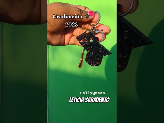 Vídeo relacionado con 12 Piezas Colgantes de Graduación de Aleación de Zinc con Esmalte - Colgantes de Gorra de Graduación con Cierre de Cangrejo, para Llaveros, Joyas, Regalos de Graduación, Festividades Estudiantile