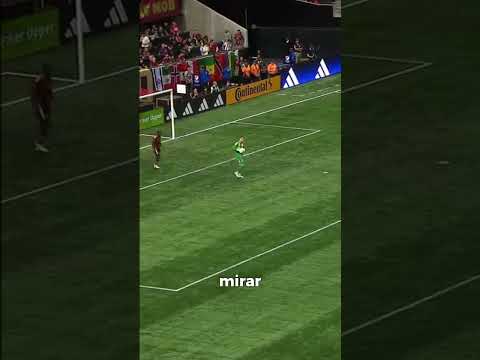 Un jugador distrae al portero y provoca un error decisivo en un tiro libre