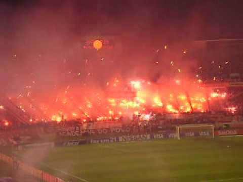"Loucura! Entrada em campo Inter x Estudiantes final Sulamericana 2008" Barra: Guarda Popular &bull; Club: Internacional