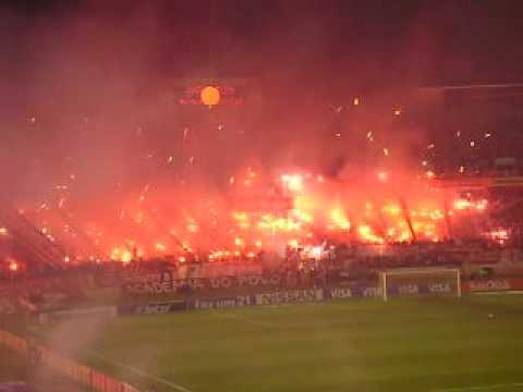 "Loucura! Entrada em campo Inter x Estudiantes final Sulamericana 2008" Barra: Guarda Popular • Club: Internacional