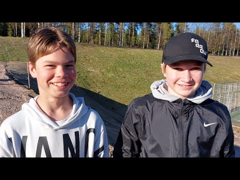 YJK junnut Oskari Kippola ja Eetu Haapakoski Kempeleen kirin pesispelissä 13.5.2022.