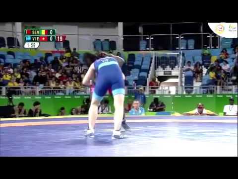 (trithuccongluan.com.vn) Clip đô vật Nguyễn Thị Thua để thua đô vật Isabelle Sambou.