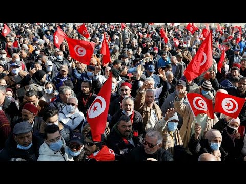 آلاف التونسيين يتظاهرون احتجاجا على توسيع الرئيس قيس سعيّد صلاحياته على حساب القضاء • فرانس 24