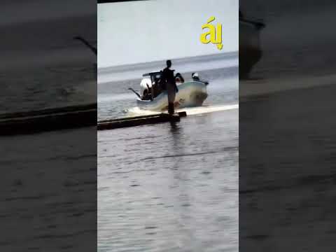 Una lancha recoge a un grupo de cubanos  en Playa Dayanigua, Pinar del Río