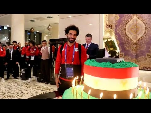 جماهير الشيشان تقدم كعكة ميلاد محمد صلاح فتعيد ابتسامته!…