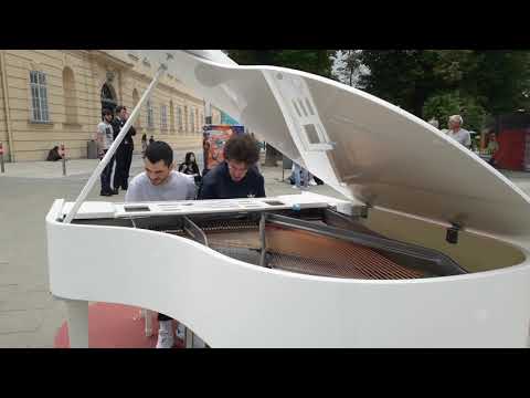 Funny Piano Duet of "Dance Monkey" in Vienna – Thomas Krüger & Omar Altayi