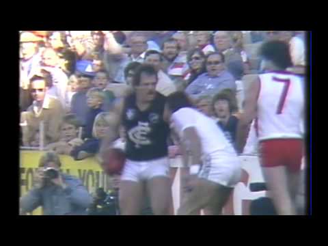 Wayne Harmes on the boundary line - 1982 round 19