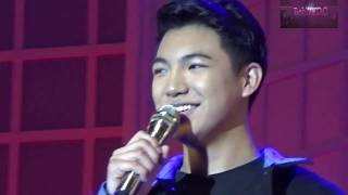 Darren Espanto singing Nanay Tatay during the Halu Halong Pasko in Trinoma