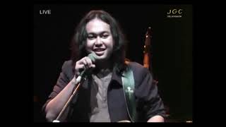 Download lagu Aksi Panggung The Best Guitar Festival Rock Se Indonesia 2001 versi Log Zhelebour  by Andi Arief mp3