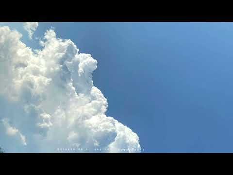 Gülüşünde Bi' Şey Var -  Ayça Özefe ( Gökyüzü eşliğinde )