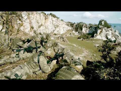 제작비 30억... 미쳐버린 몰입감으로 14분을 순삭시키는 《네이비 씰도 한 수 접고 들어간다는 극비 특수부대...?!!》의 레전드 전쟁 액션 [영화리뷰 결말포함]