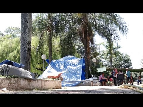 Moradores de assentamento acampam em frente a Câmara de Araras