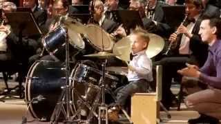 Download lagu Un vero mito  a tre anni questo bimbo vi farà impazzire con il suo trascinante talento mp3