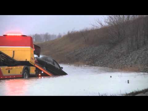 Blixthalka och snö över hela Sverige - mängder med olyckor följd