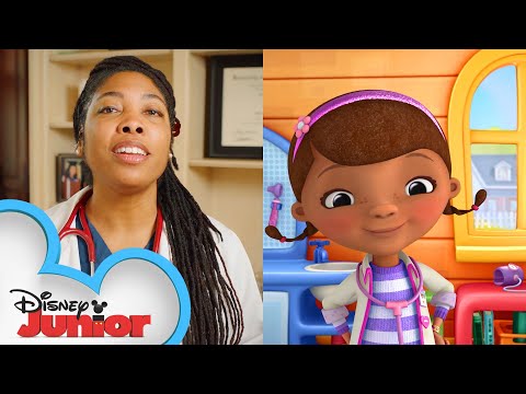 醫生與真正的醫生和護士檢查？  | 醫生來了醫生來了 (Doc Checks In with Real Doctors and Nurses ?  | Doc McStuffins: The Doc is In | Disney Junior)