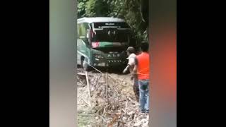 Download lagu Bus ALS Melintasi Jalan Paling Extreme || Jalanan Kecil dan Berbahaya mp3