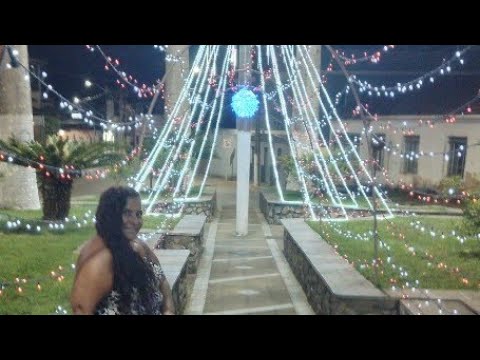 Praça de Acaiaca iluminada pro Natal.