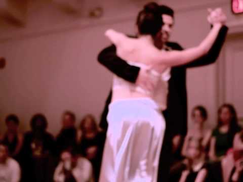 Mauro Peralta y Claudia Cortes, "Viejo Portón", de Rodolfo Biagi y Teófilo Ibañez