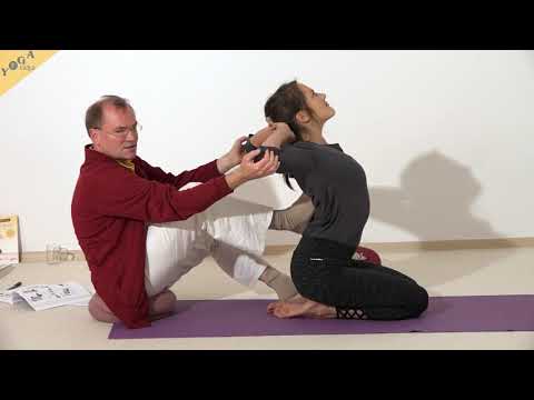 Im Kniesitz in die Rückwärtsbeuge helfen Yoga Vidya Bodywork - Yoga Asana Lexikonn