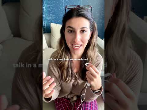 Ich zeige Ihnen, wie ich meine „Nachrichtenreporter“-Stimme mache