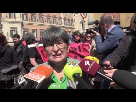 Manifestazione sull'aborto: "Il governo ci porta indietro di qualche secolo"