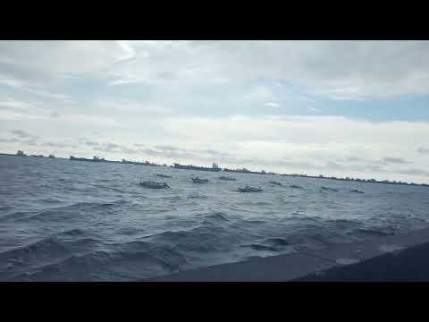 Endless waves meet the infinite sea 💦 💦