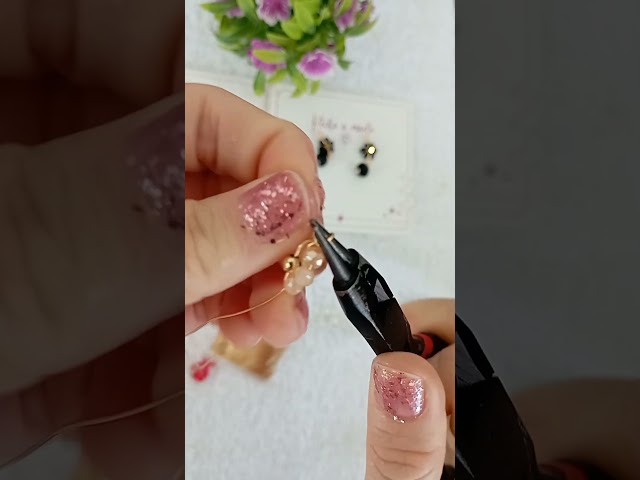 Vídeo relacionado con Operitacx 60 Piezas colgante cápsula villano pendientes con cremallera encantos de elaboración de joyas encanto de la decoración del bolso colgante para joyería aretes